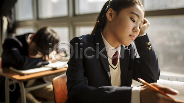 졸음 지루함 피곤 남자 두명 십대만 여자 중학생 청소년 한국인 JPG 아웃포커스 앞모습 포토 교복 교실 남중생 남학생 상반신 실내 앉기 엎드리기 여중생 여학생 잠 학교 학원