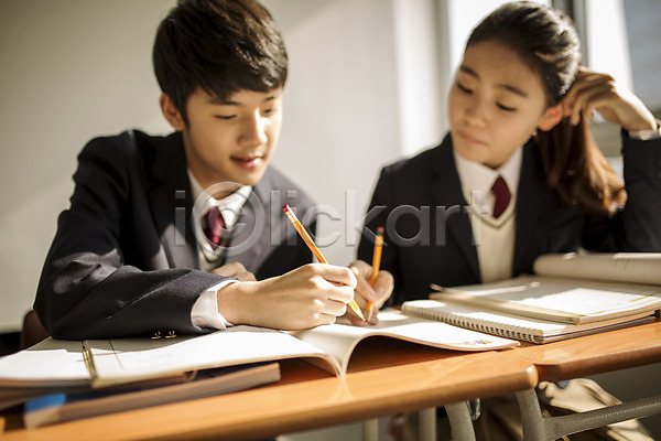 남자 두명 십대만 여자 중학생 청소년 한국인 JPG 앞모습 포토 교복 교실 남중생 남학생 상반신 실내 앉기 여중생 여학생 학교 학원