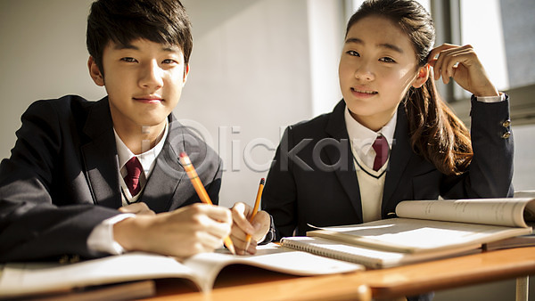 남자 두명 십대만 여자 중학생 청소년 한국인 JPG 앞모습 포토 교복 교실 남중생 남학생 미소(표정) 상반신 실내 앉기 여중생 여학생 학교 학원