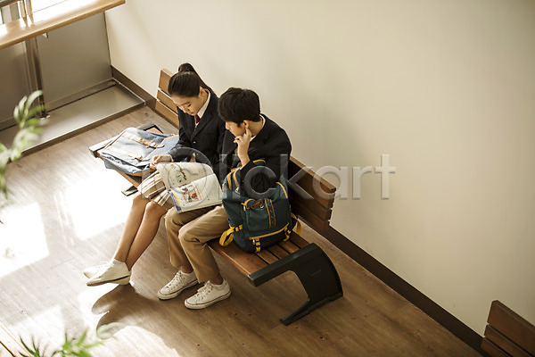 남자 두명 십대만 여자 중학생 청소년 한국인 JPG 포토 하이앵글 교복 교재 남중생 남학생 들기 문제집 백팩 벤치 복도 실내 앉기 여중생 여학생 운동화 전신 책가방