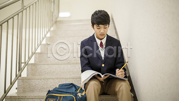 남자 십대남자만 중학생 청소년 한국인 한명 JPG 앞모습 포토 계단 교복 교재 기록 남중생 문제집 백팩 비상계단 상반신 실내 앉기 연필 잡기 책가방
