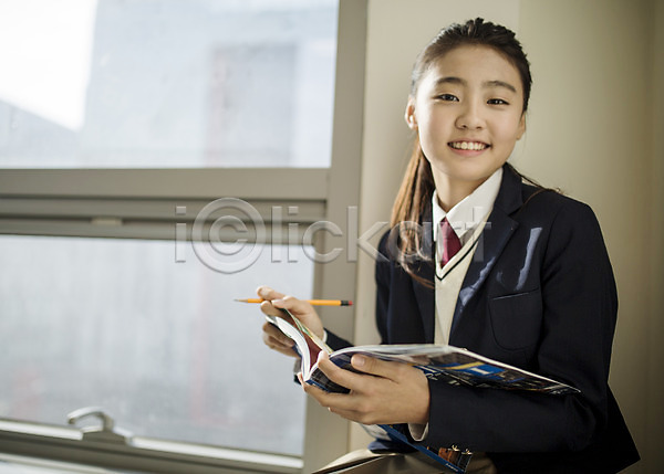 십대여자만 여자 중학생 청소년 한국인 한명 JPG 앞모습 포토 교복 교실 교재 들기 문제집 미소(표정) 상반신 실내 앉기 여중생 연필 잡기 창가 창문 학교 학원