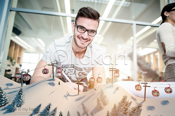 남자 성인 외국인 한명 PSD 디지털합성 편집이미지 나무 눈 디지털아트 미소(표정) 산 스키리프트 스키장 편집 합성