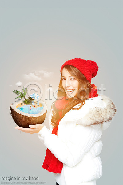 서양인 성인 여자 한명 PSD 디지털합성 편집이미지 구름(자연) 들기 디지털아트 목도리 야자수 코코넛 털모자 파라솔 편집 합성 휴양지