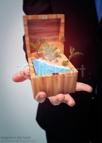 남자 성인 한명 PSD 디지털합성 편집이미지 들기 디지털아트 바다 보석함 야자수 정장 편집 합성 해변 휴양지