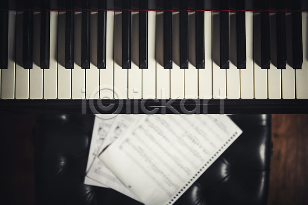 사람없음 JPG 포토 하이앵글 건반 건반악기 악기 악보 음악 의자 종이 피아노(악기) 피아노건반