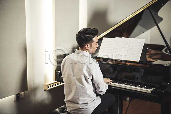 20대 남자 성인 한국인 한명 JPG 뒷모습 포토 건반 그랜드피아노 상반신 실내 악기 악보 앉기 음악 작곡 작곡가