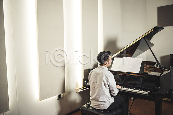 20대 남자 성인 한국인 한명 JPG 뒷모습 포토 건반 그랜드피아노 상반신 실내 악기 악보 앉기 연주 음악 작곡 작곡가