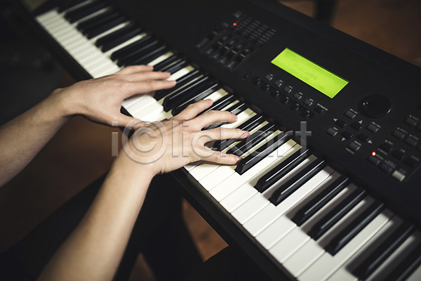 20대 남자 성인 신체부위 한국인 한명 JPG 포토 건반 녹음실 손 실내 악기 양손 연주 음악 음악가 전자피아노