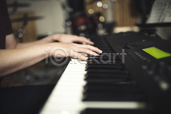 20대 남자 성인 신체부위 한국인 한명 JPG 아웃포커스 포토 건반 녹음실 손 실내 악기 양손 연주 음악 음악가 전자피아노
