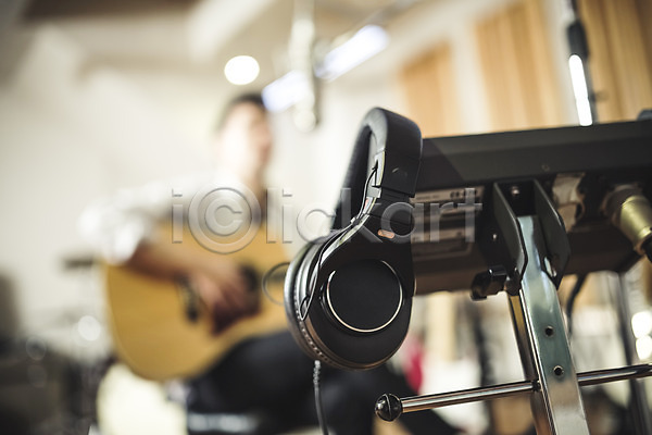20대 남자 성인 한국인 한명 JPG 아웃포커스 포토 기계 녹음실 녹음장비 상반신 실내 연주 음악 음악가 장비 통기타 헤드폰