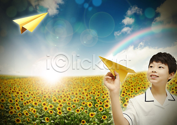 남자 청소년 한국인 한명 PSD 편집이미지 교복 구름(자연) 그린캠페인 꽃 꽃밭 날리기 들기 무지개 상반신 웃음 응시 자연보호 종이비행기 편집 하늘 해바라기 햇빛 환경