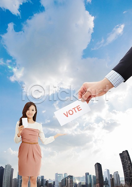 선거 선택 20대 남자 두명 성인 신체부위 여자 한국인 PSD 앞모습 편집이미지 구름(자연) 도시 들기 비즈니스우먼 상반신 손 안내 영어 원피스 유권자 투표 투표용지 하늘 한손