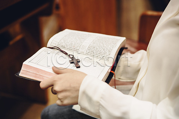 성인 여자 한명 JPG 포토 교회 기독교 성경 실내 십자가 예배 종교