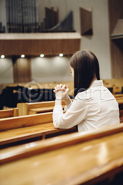 성인 여자 한명 JPG 옆모습 포토 교회 기도 기독교 실내 예배 의자 종교