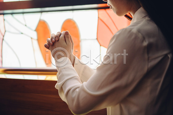 성인 신체부위 여자 한명 JPG 포토 교회 기도 기독교 손 손짓 스테인드글라스 실내 예배 종교 창가