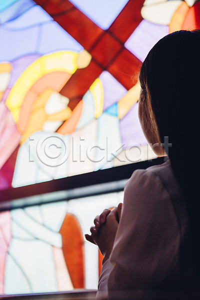 성인 여자 한명 JPG 포토 교회 기도 기독교 스테인드글라스 실내 예배 종교 창가
