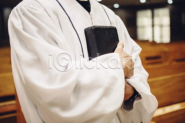 남자 성인 한명 JPG 포토 교회 기독교 목사 목사가운 목사복 성경 실내 예배 종교