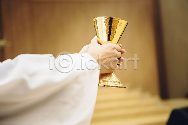 남자 성인 신체부위 한명 JPG 아웃포커스 포토 교회 기독교 목사 목사가운 목사복 성찬기 성찬식 손 손짓 실내 예배 종교