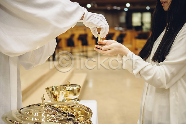 남자 두명 성인 신체부위 여자 JPG 포토 교회 기독교 목사 목사가운 목사복 성찬기 성찬식 손 손짓 실내 예배 종교