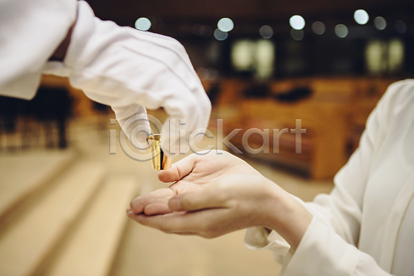 남자 두명 성인 신체부위 JPG 포토 교회 기독교 목사 목사가운 목사복 성찬기 성찬식 손 손짓 실내 예배 종교