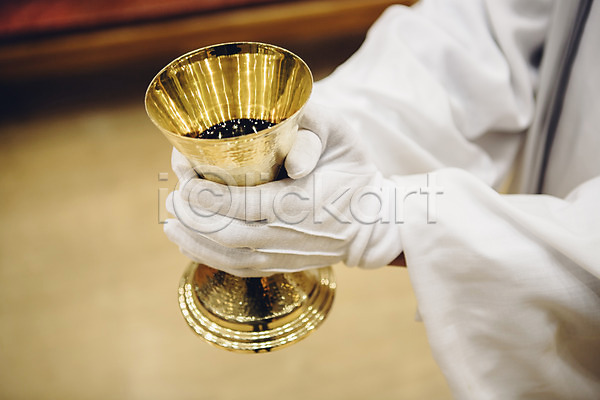 남자 성인 신체부위 한명 JPG 포토 교회 기독교 목사 목사가운 목사복 성찬기 성찬식 손 손짓 실내 예배 와인 종교