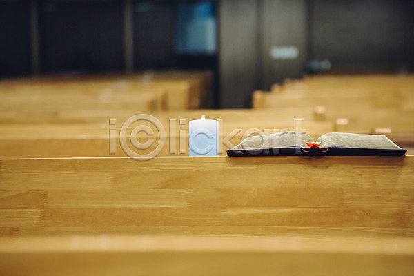 사람없음 JPG 아웃포커스 포토 교회 기독교 성경 실내 예배 의자 종교 초 촛불