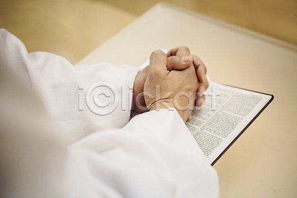 남자 성인 신체부위 한명 JPG 포토 교회 기도 기독교 목사 목사가운 목사복 성경 손 손짓 실내 예배 종교