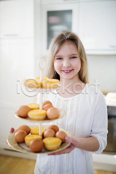 백인 어린이 여자 초등학생 한명 JPG 앞모습 포토 계란 머핀 미소(표정) 부활절 상반신 실내 앞치마 요리 주방