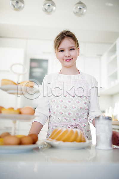 백인 어린이 여자 초등학생 한명 JPG 앞모습 포토 계란 머핀 부활절 상반신 실내 앞치마 요리 주방