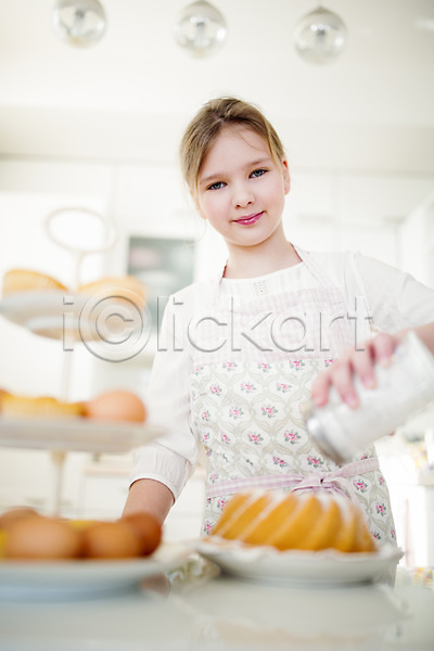 백인 어린이 여자 초등학생 한명 JPG 앞모습 포토 계란 들기 머핀 부활절 뿌리기 상반신 슈가파우더 실내 앞치마 요리 주방