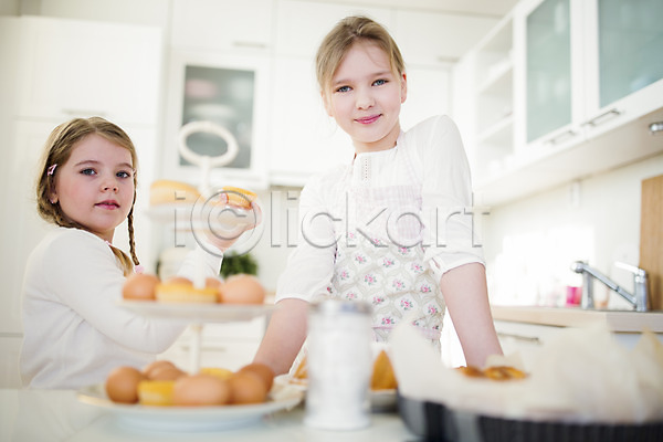 두명 백인 어린이 여자 유치원생 초등학생 JPG 앞모습 옆모습 포토 계란 들기 머핀 부활절 상반신 실내 앞치마 언니 여동생 자매 주방
