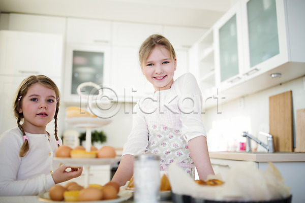 두명 백인 어린이 여자 유치원생 초등학생 JPG 앞모습 포토 계란 머핀 미소(표정) 부활절 상반신 실내 앞치마 언니 여동생 자매 주방