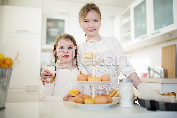 두명 백인 어린이 여자 유치원생 초등학생 JPG 앞모습 포토 계란 머핀 부활절 상반신 실내 앞치마 어깨동무 언니 여동생 자매 주방