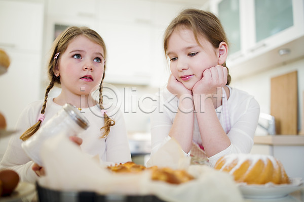 두명 백인 어린이 여자 유치원생 초등학생 JPG 앞모습 포토 들기 부활절 빵 상반신 슈가파우더 실내 앞치마 언니 여동생 자매 주방 턱괴기