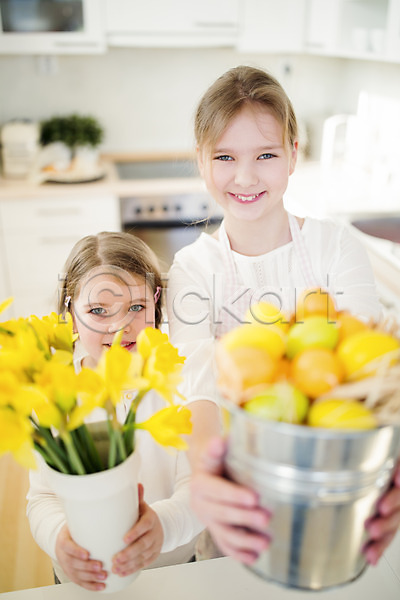 두명 백인 어린이 여자 유치원생 초등학생 JPG 앞모습 포토 계란 꽃 꽃병 노란색 들기 미소(표정) 부활절 상반신 실내 앞치마 언니 여동생 자매 주기 통
