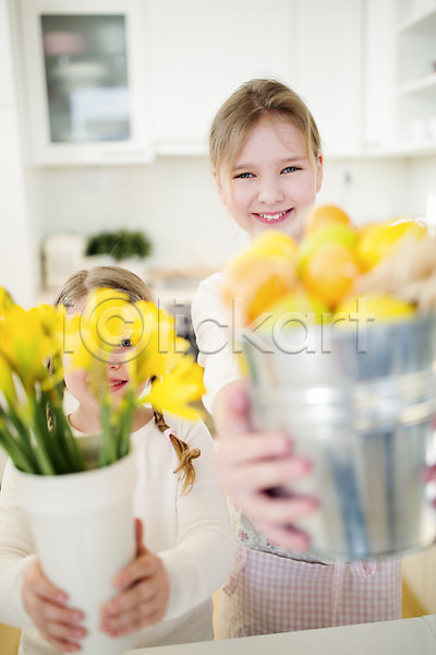 두명 백인 어린이 여자 유치원생 초등학생 JPG 앞모습 포토 계란 꽃 꽃병 노란색 들기 미소(표정) 부활절 상반신 실내 언니 여동생 자매 주기 통