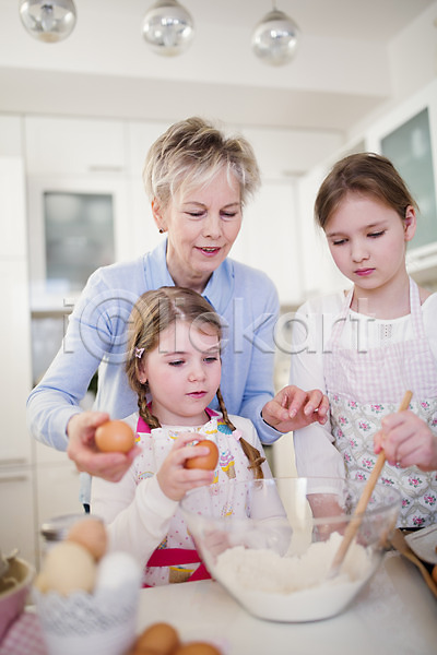 요리중 60대 백인 성인 세명 어린이 여자 유치원생 초등학생 JPG 앞모습 포토 부활절 상반신 손녀 실내 앞치마 요리 주방 할머니