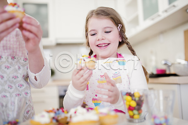 두명 백인 어린이 여자 유치원생 초등학생 JPG 앞모습 포토 들기 머핀 먹기 미소(표정) 부활절 상반신 실내 앞치마