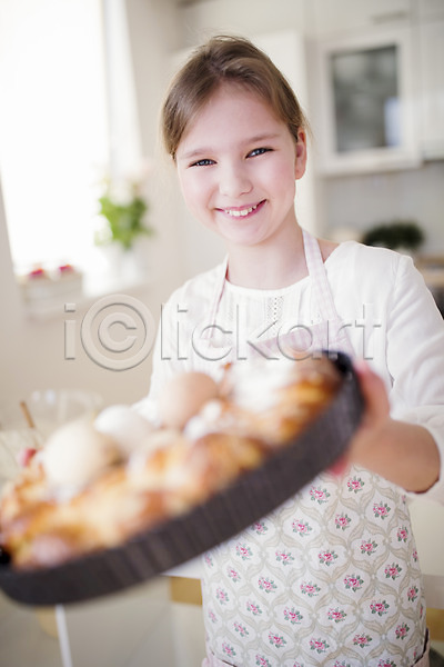 백인 어린이 여자 초등학생 한명 JPG 앞모습 포토 계란 들기 미소(표정) 부활절 빵 상반신 실내 앞치마 주방