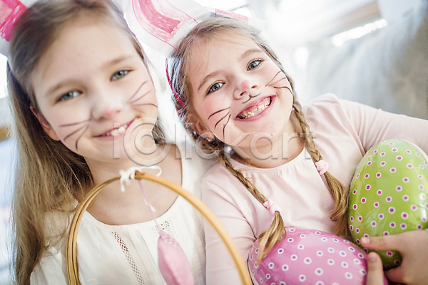 두명 백인 어린이 여자 유치원생 초등학생 JPG 앞모습 포토 가족 미소(표정) 바구니 부활절 부활절계란 분장 상반신 실내 안기 언니 여동생 토끼머리띠