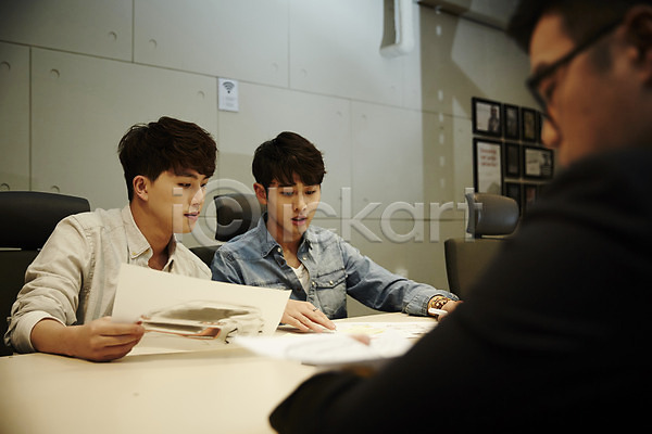 열정 청춘(젊음) 20대 남자 성인 세명 청년 한국인 JPG 뒷모습 앞모습 포토 모임 사무실 상반신 실내 앉기 자료 토론 회의 회의실