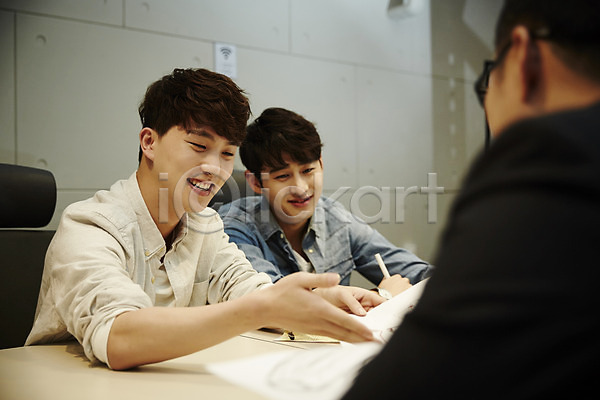 열정 청춘(젊음) 20대 남자 성인 세명 청년 한국인 JPG 뒷모습 앞모습 포토 모임 미소(표정) 사무실 상반신 실내 앉기 자료 토론 회의 회의실