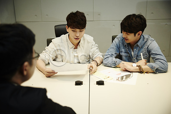 열정 청춘(젊음) 20대 남자 성인 세명 청년 한국인 JPG 뒷모습 앞모습 포토 모임 사무실 상반신 실내 앉기 자료 토론 회의 회의실