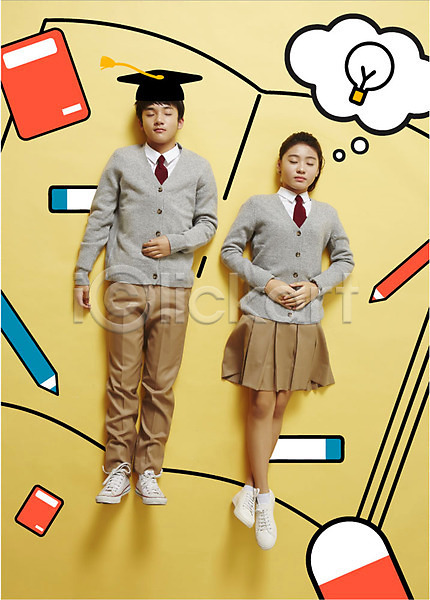 남자 두명 여자 중학생 청소년 한국인 AI(파일형식) 편집이미지 포토일러 교복 교육 눕기 색연필 전구모양 지우개 책 편집 학사모 학생 합성