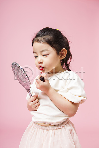 귀여움 소녀한명만 어린이 어린이만 여자 한국인 한명 JPG 앞모습 포토 거울 들기 립스틱 상반신 서기 스튜디오촬영 실내 어린이라이프