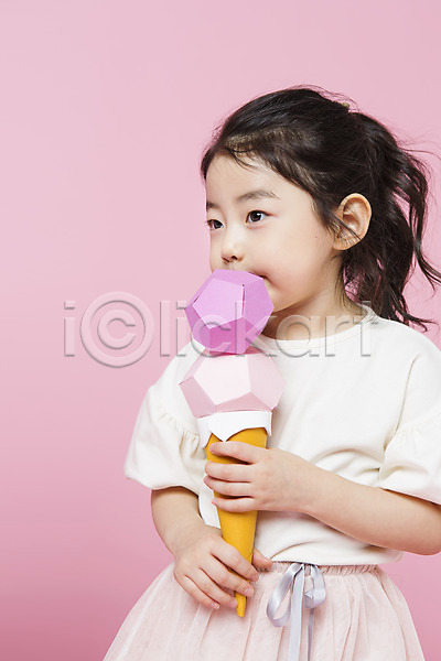 즐거움 소녀한명만 어린이 어린이만 여자 한국인 한명 JPG 앞모습 포토 놀이 들기 상반신 스튜디오촬영 실내 아이스크림 앉기 어린이라이프 여름(계절) 흉내