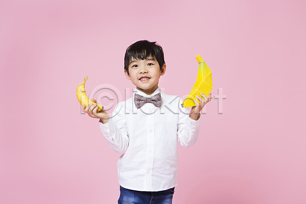 즐거움 남자 소년한명만 어린이 어린이만 한국인 한명 JPG 앞모습 포토 놀이 들기 바나나 상반신 서기 스튜디오촬영 실내 어린이라이프 여름(계절) 흉내