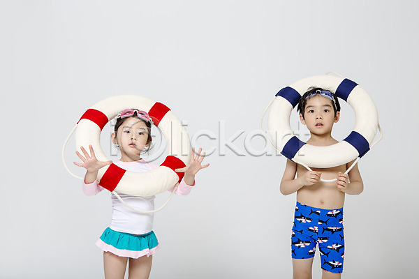 즐거움 남자 두명 어린이 어린이만 여자 한국인 JPG 앞모습 포토 놀이 들기 상반신 서기 수영복 스튜디오촬영 실내 어린이라이프 여름(계절) 튜브