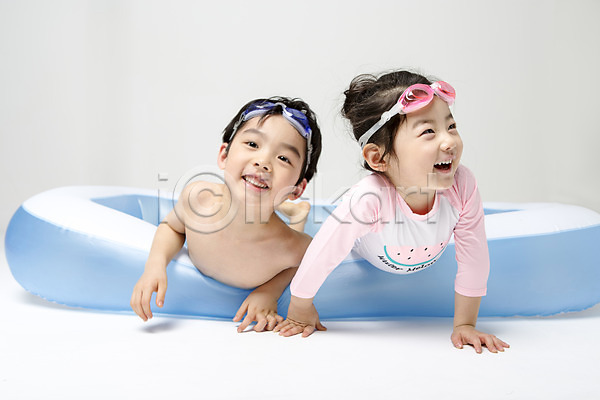 즐거움 남자 두명 어린이 어린이만 여자 한국인 JPG 앞모습 포토 놀이 상반신 스튜디오촬영 실내 어린이라이프 엎드리기 여름(계절) 장난 튜브 풀장